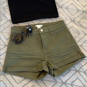 💚 NWOT High-Waisted Army Green Shorts 💚